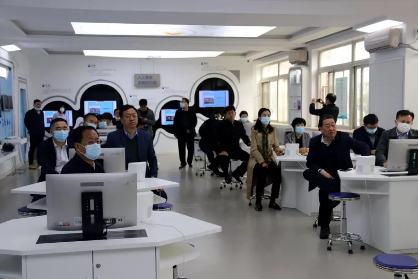 山西大同市副市长、教育局长等领导到景山学校观摩人工智能课程和实验室
