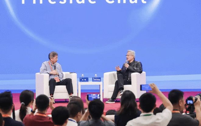 黄仁勋vs王坚对话：年轻人尽快学AI ,杭州是中国硅谷