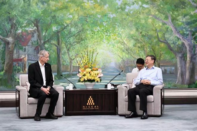 AI教父Hinton首次现身中国，预警AI觉醒临界点已至